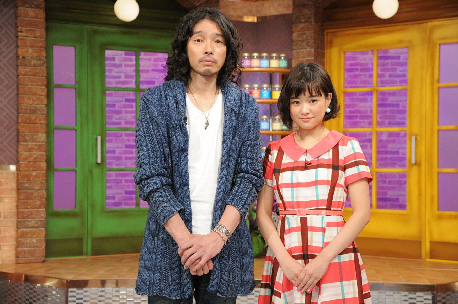 左より斉藤和義、大原櫻子。 (c)テレビ朝日