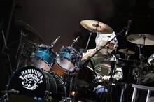 「Out of Control JAPAN Tour 2015」埼玉・さいたまスーパーアリーナ公演よりMAN WITH A MISSIONのライブの様子。（Photo by Nobuyuki Kobayashi & Daisuke Sakai）