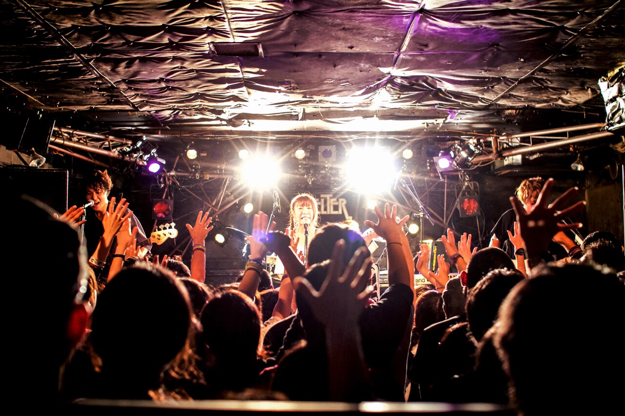 Amelie「『手のなるほうへ、光のほうへ』Release Tour 2015 -TOUR FINAL ONEMAN LIVE-」東京・下北沢SHELTER公演の様子。（撮影：ひらりい）