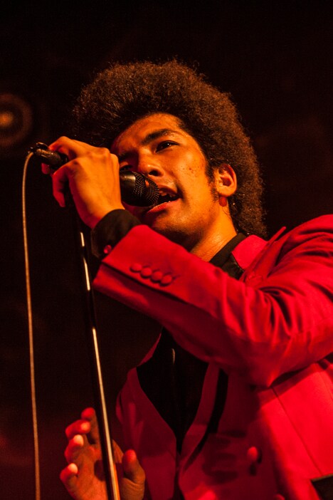 真行寺貴秋（Vo）（撮影：木場ヨシヒト）