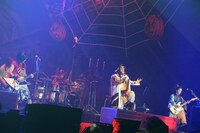 人気画像4位は「VAMPS『HALLOWEEN PARTY』神戸で開幕、豪華仮装と演出に8000人感嘆」より、BREAKERZ。