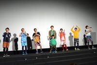 伊藤瑠威くん（中央手前）に応援コールを送る超特急。