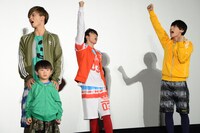 伊藤瑠威くん（中央手前）に応援コールを送るタクヤ、ユーキ、ユースケ（左から）。