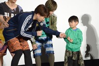 「パパのとこ来ようか」と伊藤瑠威くん（右）に近付くコーイチ（左）。