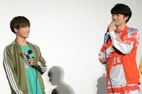 高城親子のエピソードにコメントするタクヤとユーキ（左から）。