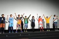 高城礼子さん（右から4番目）に応援コールを送る超特急。