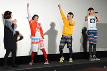 高城礼子さん（左）に応援コールを送るユーキ、ユースケ、タカシ。