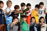 伊藤瑠威くん（下段左から2番目）にカメラの位置を教える超特急（上段）。