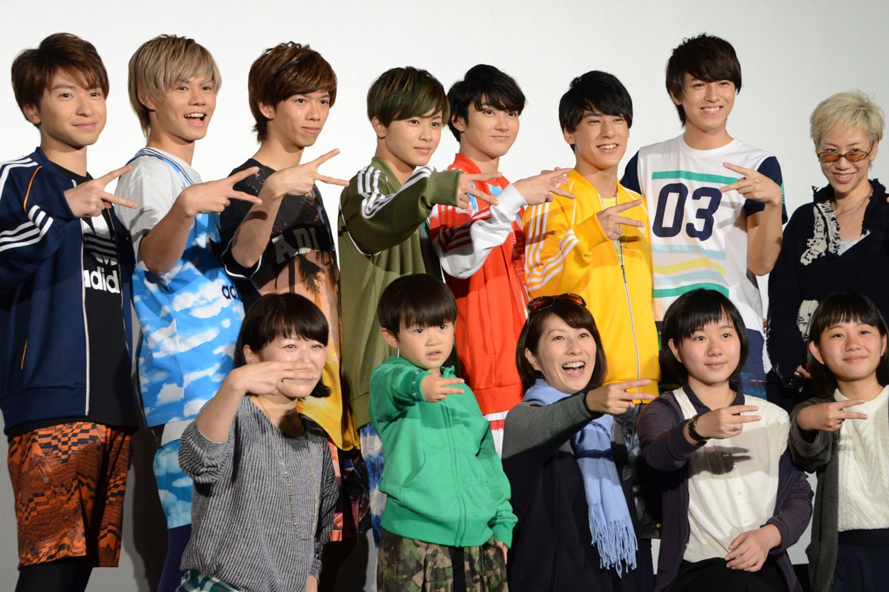上段左から超特急、福山桜子監督、下段左から伊藤美貴さん、瑠威くん親子、高城礼子さん、つかささん、なぎささん親子。