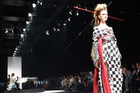 「YOSHIKIMONO FIRST COLLECTION」の様子。
