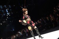 「YOSHIKIMONO FIRST COLLECTION」の様子。