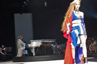 「YOSHIKIMONO FIRST COLLECTION」の様子。