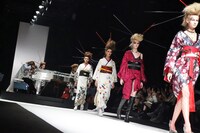 「YOSHIKIMONO FIRST COLLECTION」の様子。