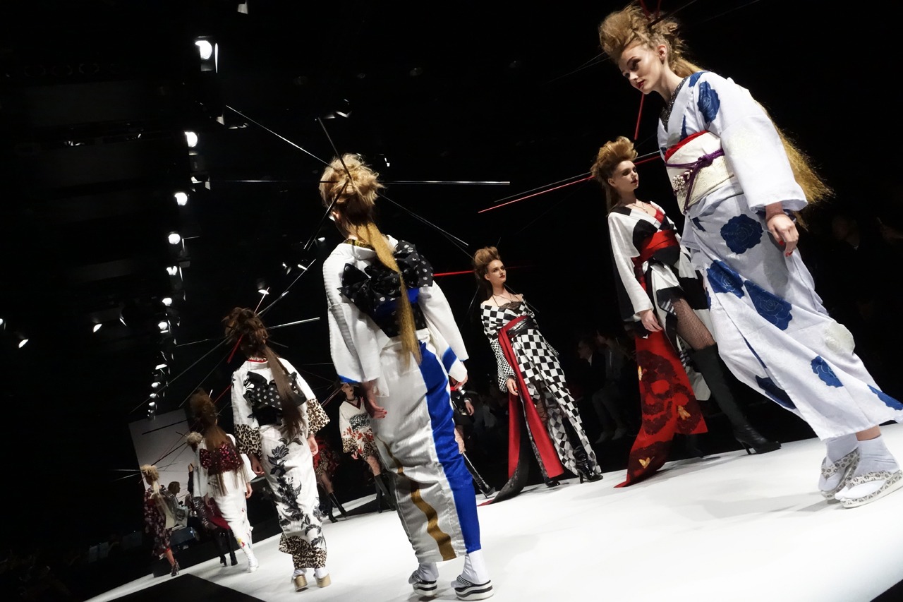 「YOSHIKIMONO FIRST COLLECTION」の様子。