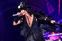 人気画像7位は「VAMPS『HALLOWEEN PARTY』神戸で開幕、豪華仮装と演出に8000人感嘆」より、HYDE。（Vo / VAMPS）