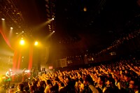 「SUNRISE JOURNEY TOUR 2015」赤坂BLITZ公演の様子。（写真提供：ユニバーサルミュージック）