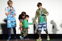 伊藤瑠威くん（右から2番目）の手を引くタクヤ（右）。