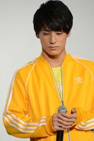 高城親子の話に聞き入るユースケ。