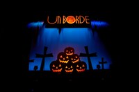 ハロウィンをイメージしたステージセット。（写真提供：unBORDE）