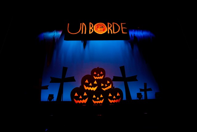 ハロウィンをイメージしたステージセット。（写真提供：unBORDE）