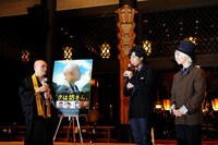 寺務長に質問を投げかける吉田結威（G, Vo）。