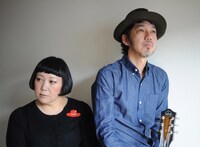 Yoshiyuki & Megumi。左から真城めぐみ、八橋義幸。