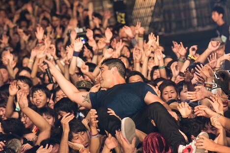 「Out of Control JAPAN Tour 2015」埼玉・さいたまスーパーアリーナ公演よりZebraheadのライブの様子。(Photo by Nobuyuki Kobayashi & Daisuke Sakai)