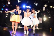 ナト☆カンによるライブの様子。