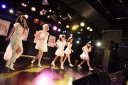 HoneyBunnyによるライブの様子。