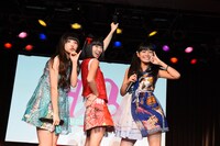 dropによるライブの様子。