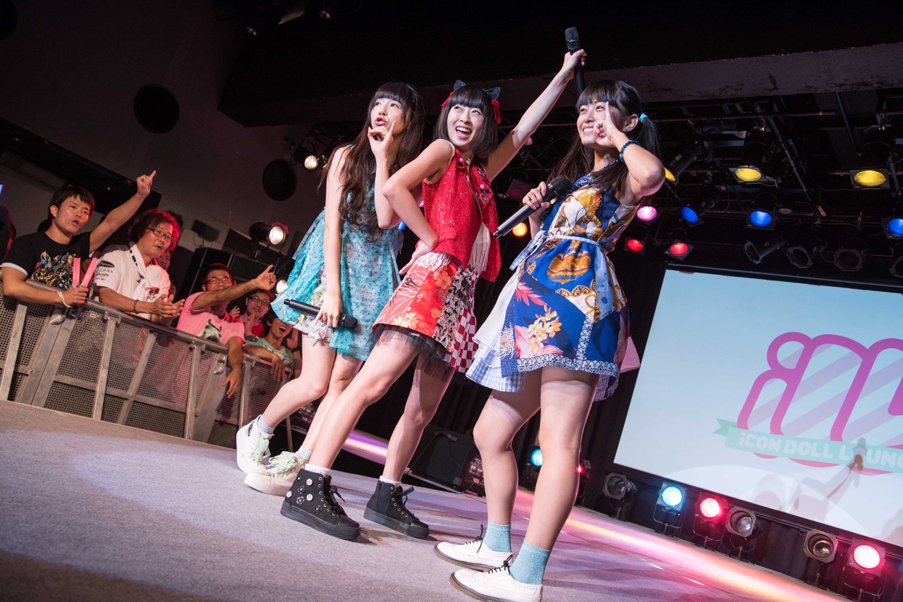 dropによるライブの様子。