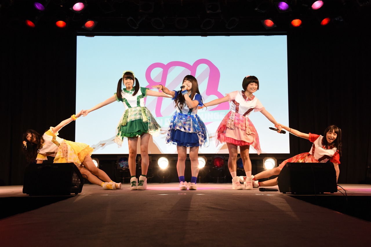 神宿によるライブの様子。