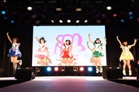 神宿によるライブの様子。