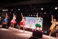 神宿によるライブの様子。