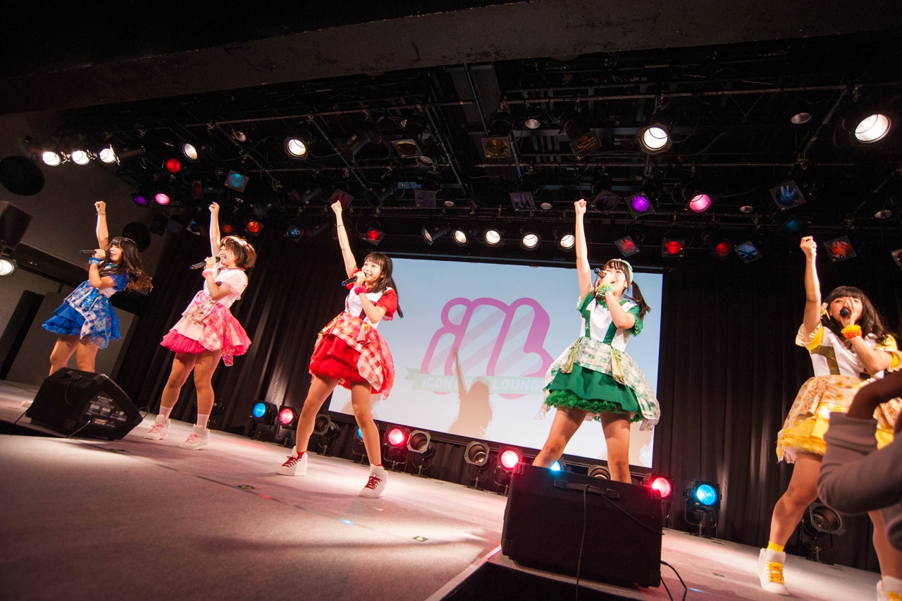 神宿によるライブの様子。