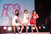 ナト☆カンによるライブの様子。