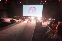 BELLRING少女ハートによるライブの様子。