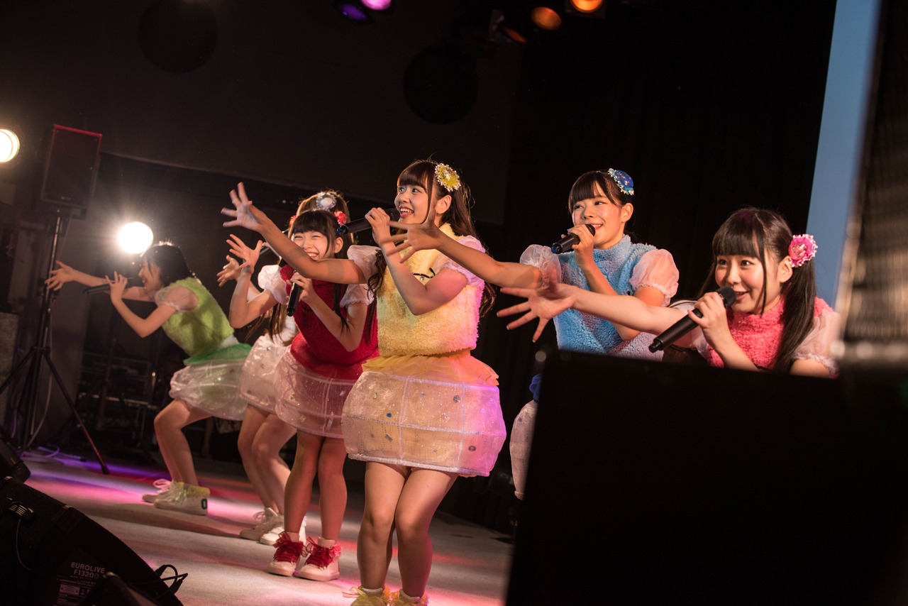 乙女新党によるライブの様子。