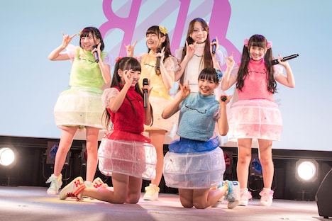 乙女新党によるライブの様子。