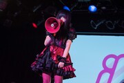 椎名ぴかりんによるライブの様子。