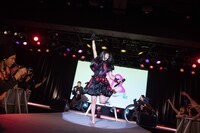 椎名ぴかりんによるライブの様子。