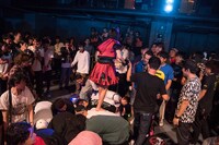 椎名ぴかりんによるライブの様子。