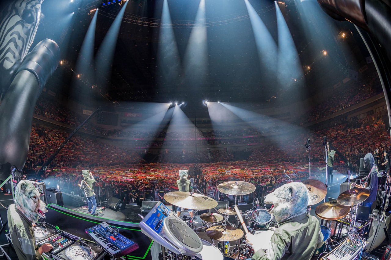 「Out of Control JAPAN Tour 2015」埼玉・さいたまスーパーアリーナ公演よりMAN WITH A MISSIONのライブの様子。（Photo by Nobuyuki Kobayashi & Daisuke Sakai）