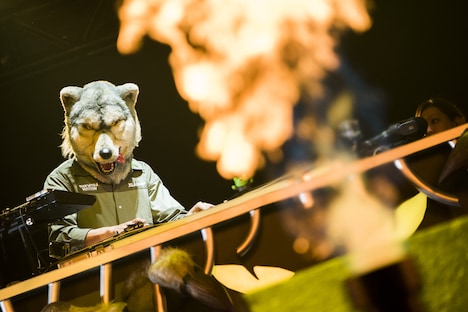 「Out of Control JAPAN Tour 2015」埼玉・さいたまスーパーアリーナ公演よりMAN WITH A MISSIONのライブの様子。(Photo by Nobuyuki Kobayashi & Daisuke Sakai)