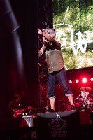 「Out of Control JAPAN Tour 2015」埼玉・さいたまスーパーアリーナ公演よりMAN WITH A MISSIONのライブの様子。（Photo by Nobuyuki Kobayashi & Daisuke Sakai）