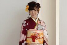 振袖姿の鈴木愛理。