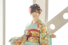 振袖姿の鈴木愛理。