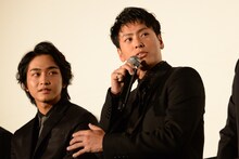 岩田剛典（EXILE、三代目 J Soul Brothers from EXILE TRIBE）の演技について熱弁を振るう山下健二郎（三代目 J Soul Brothers from EXILE TRIBE）。