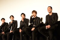 左から山下健二郎（三代目 J Soul Brothers from EXILE TRIBE）、町田啓太（劇団EXILE）、鈴木伸之（劇団EXILE）、岩田剛典（EXILE、三代目 J Soul Brothers from EXILE TRIBE）、EXILE HIRO。