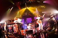 Czecho No Republic「『Santa Fe』リリース記念 聖なる行進TOUR スーパーファイナル × 一夜限りの結成5周年スペシャル」の様子。（撮影：山川哲矢）